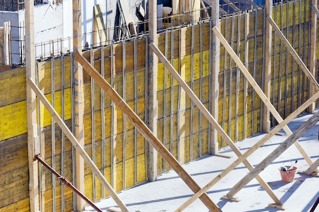 Acasă 72 Rolul panourilor Doka în susținerea construcțiilor temporare